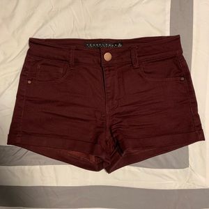 Cuffed burgundy shorts